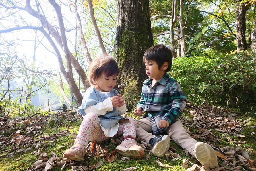 森で遊ぶ子供